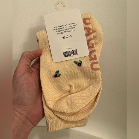 Baggu Cream Rosette Socks NWT - Picture 3 of 3